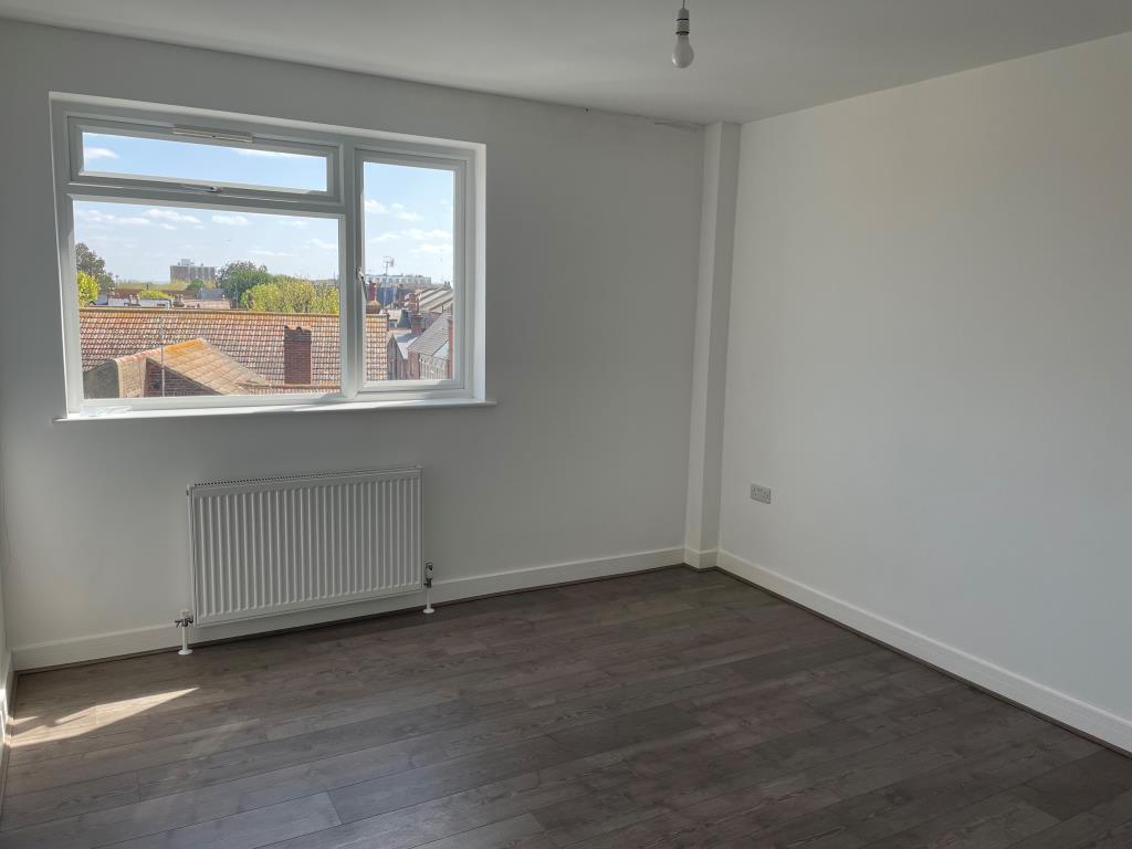 Lot: 61 - MODERN TWO-BEDROOM FLAT IN TOWN CENTRE -